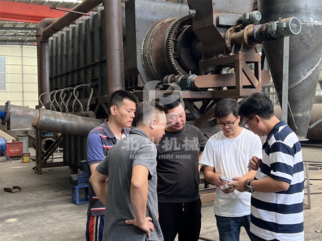 臺灣客戶參觀北斗機械垃圾炭化機制造現場